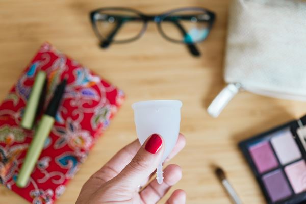 «Это не странно и не грязно»: личный опыт 5-ти женщин, использующих менструальные чаши