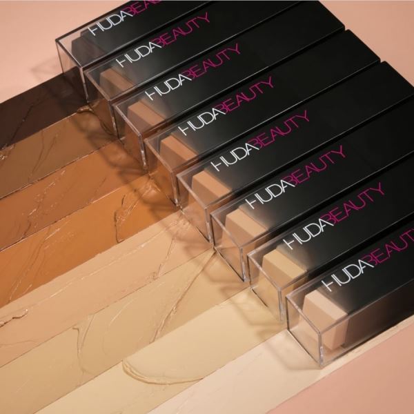 
<p>                            Hudabeauty запустила новую линейку тональной основы Faux filter skin finish foundation stick, базу под макияж и кисть для нанесения тона</p>
<p>                        