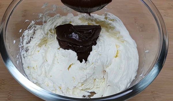 Шоколадный торт без муки и сахара