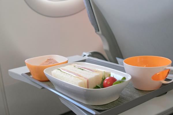 <br />
Названа реальная опасность еды на борту самолета<br />
